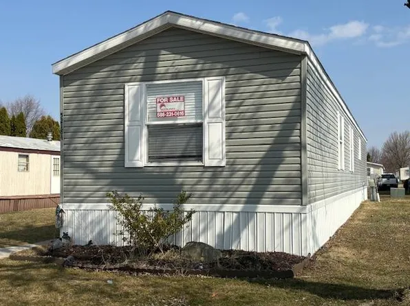 52184 Norfolk Ln, Chesterfield, MI 48051