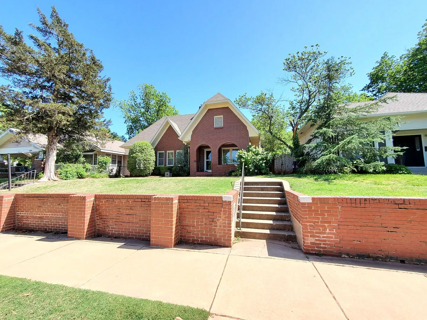 Great 2-Story, 2 Bedroom & 2 Bathroom Available Now in Mesta Park! — Photo 2