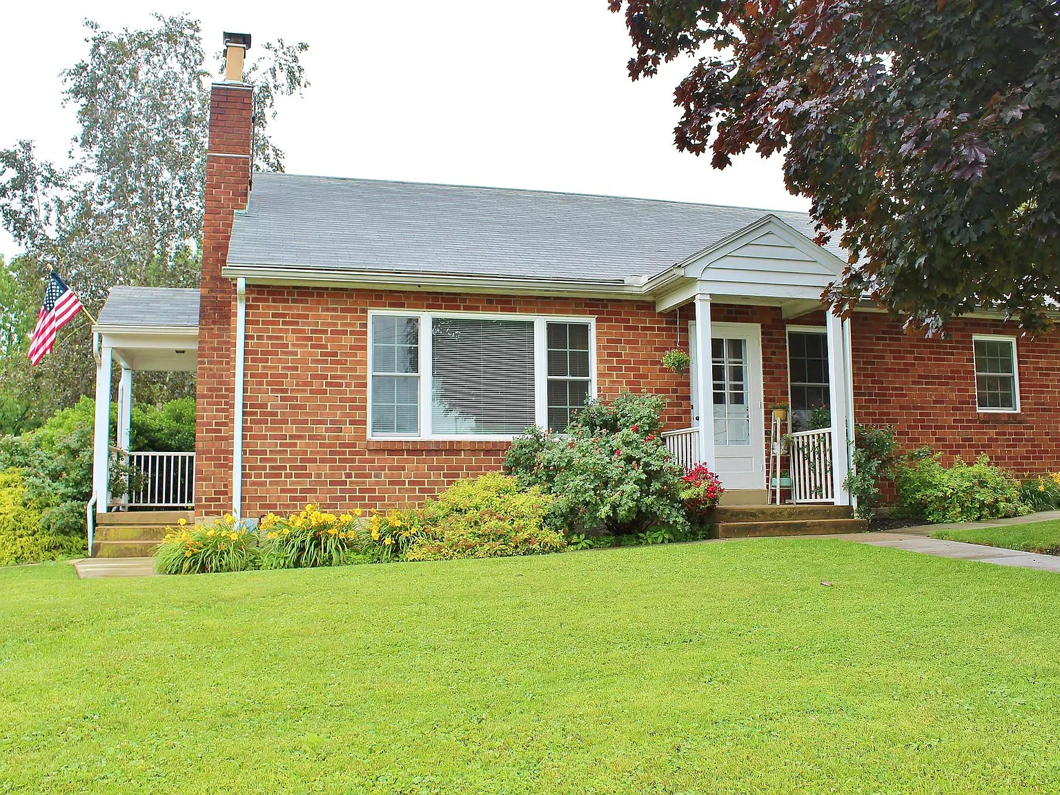 3 bed, 1.5 bath, 1493 sqft, $2,195 — Photo 3