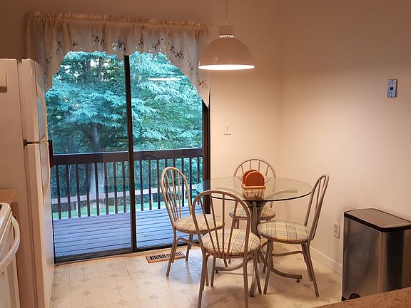 4th image of 82 Deerfield Ln