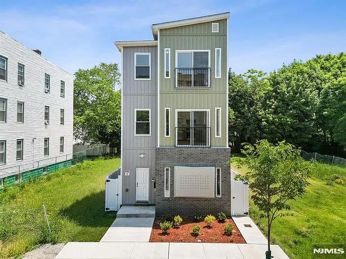 3 bed, 2.0 bath, 1050 sqft, $2,650 — Photo 1
