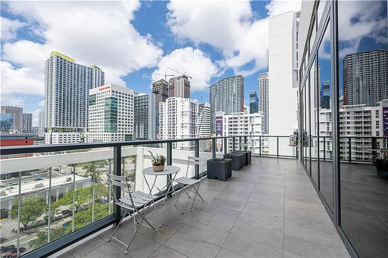 2 bed, 2.5 bath, 1368 sqft, $4,000 — Photo 2