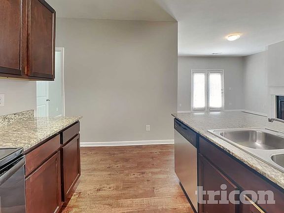 5th image of 114 Hayes Park Dr