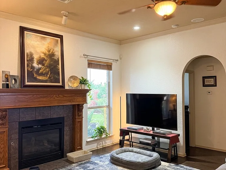 3008 Elie St — Photo 4