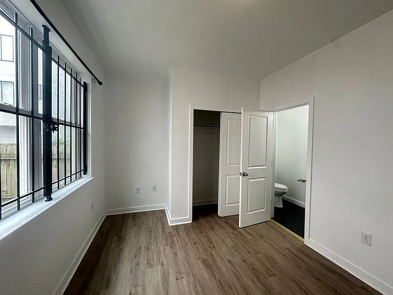 1515 W Seybert St — Photo 2