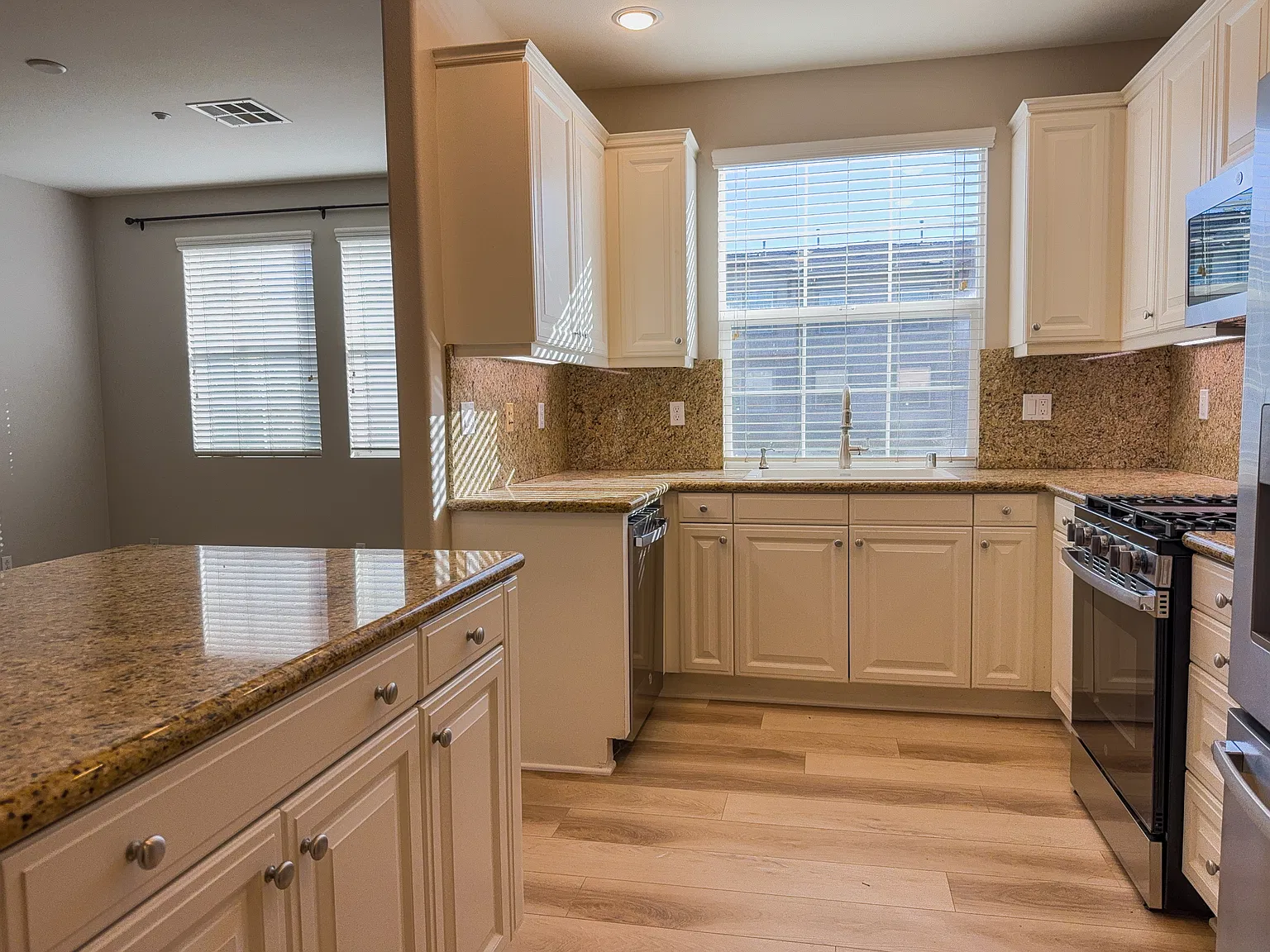 3 bed, 2.5 bath, 1700 sqft, $4,250 — Photo 4