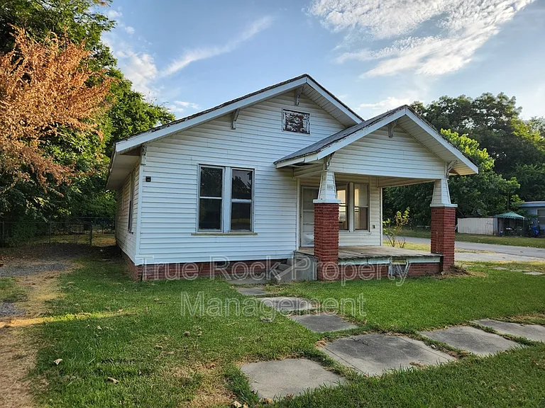 800 W 9th St — Photo 2