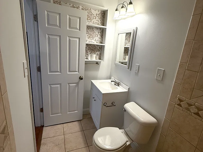 933 Prospect St — Photo 8