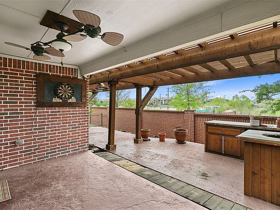 5th image of 127 Montague Ln