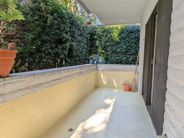 1050 Park Blvd #101, Victoria, BC V8V 2T4