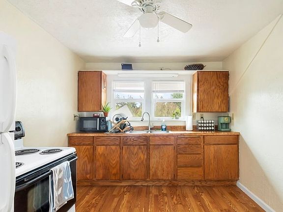 2nd image of 906 15th St APT 2