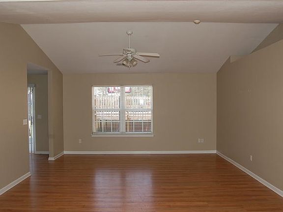4th image of 125 Cedar Glen Dr