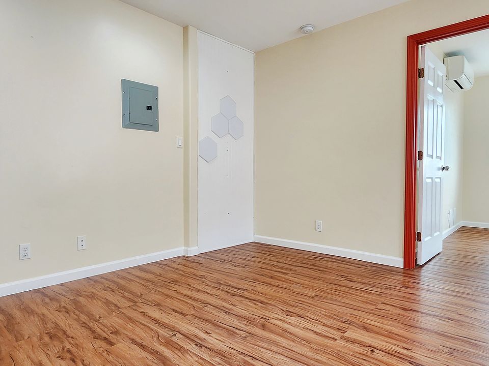 2nd image of 1868 Liliha St