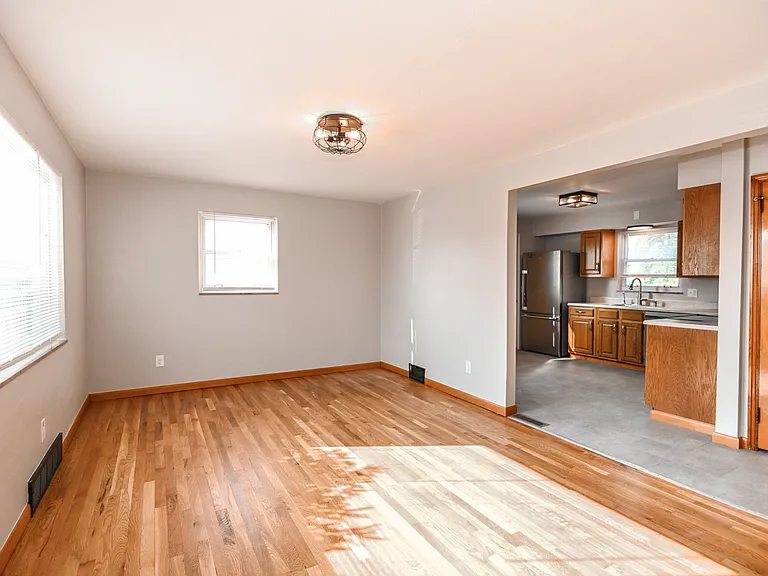 406 Irwin Ln — Photo 2