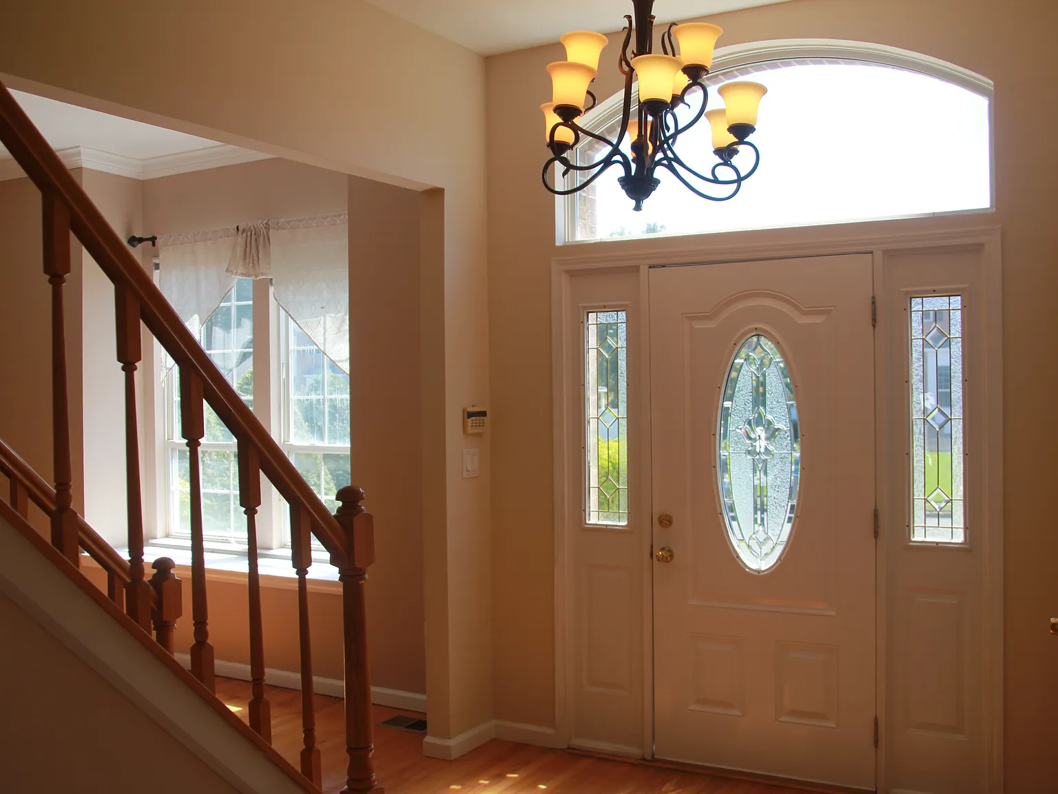 4 bed, 2.5 bath, 2400 sqft, $5,800 — Photo 3