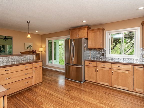 5th image of 3925 Hillcrest Dr