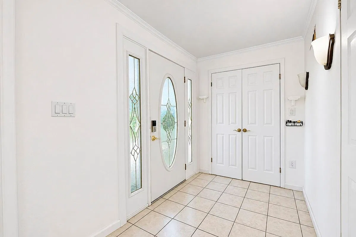 5 bed, 2.0 bath, 2096 sqft, $5,600 — Photo 3