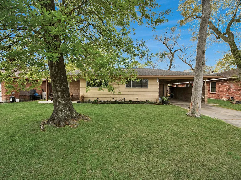 2806 Oak Dr — Photo 4