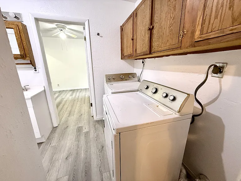 329 E St NE — Photo 15