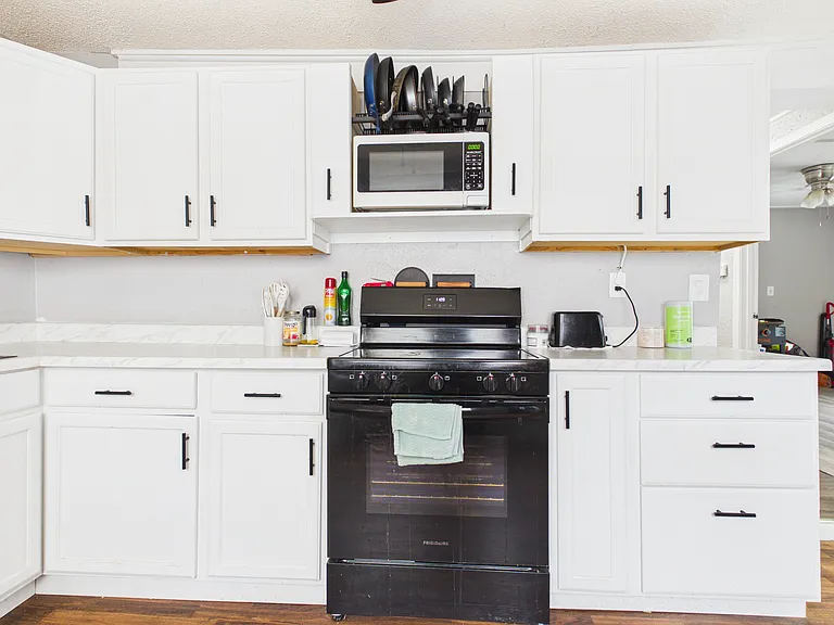323 Jackson St — Photo 16