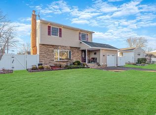 17 Daniel Dr, Farmingdale, NY 11735