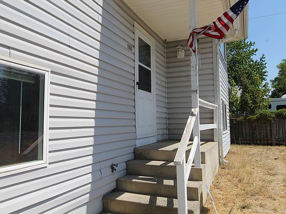 2nd image of 1005 E Lake St