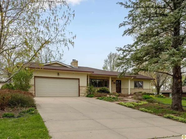 1610 Pine Rd, Omaha, NE 68144