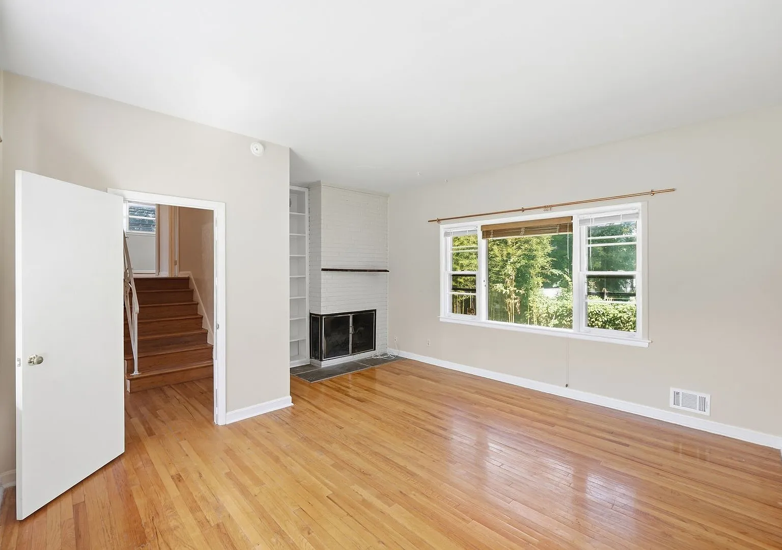 Beautifully Updated Split-Level Home Near Wheaton Metro! — Photo 4