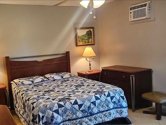 5th image of 27 Newport Ct #B