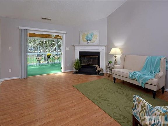 5th image of 913 Sanderson Dr