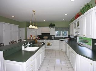 69 Horseshoe Ln, Lemont, IL 60439