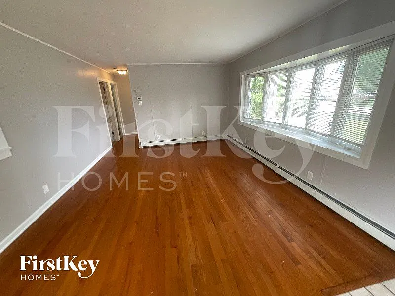 3 bed, 1.0 bath, 960 sqft, $2,325 — Photo 3