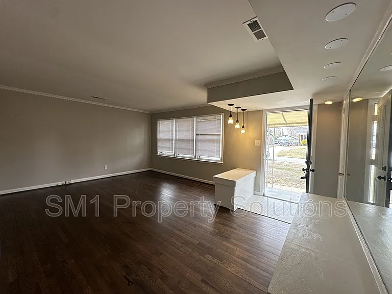 626 Memphis St — Photo 4