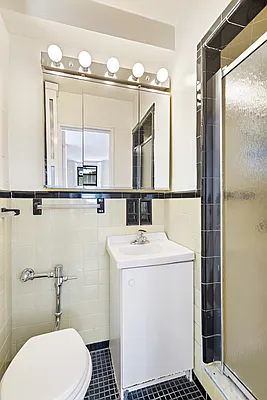 Sold by Thomas Lipovetsky, LREB | media 26