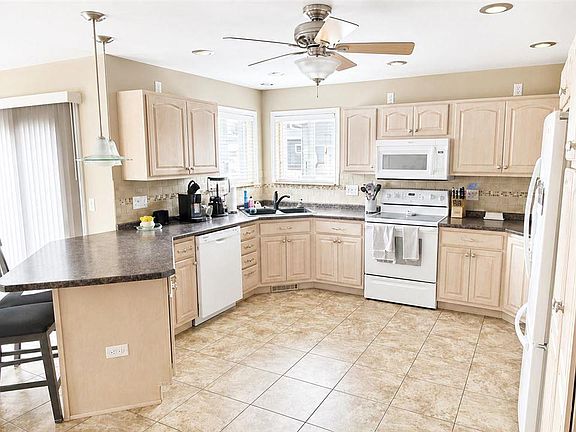 3rd image of 300 Coventry Rd