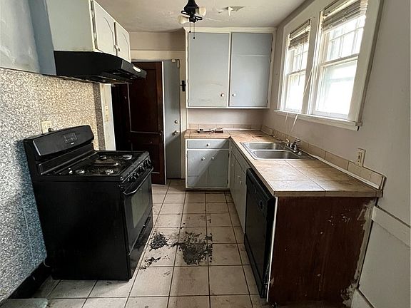 4th image of 797 Stoner St