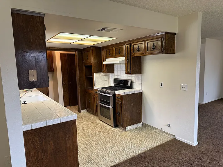 1586 Hawthorne Dr — Photo 7