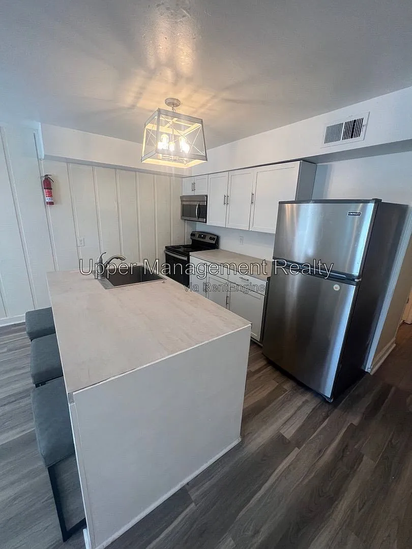 3 bed, 2.0 bath, $3,900 — Photo 3