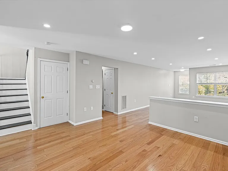 302 Wellington Park Dr — Photo 5