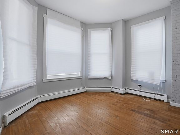 4th image of 584 Kossuth Street