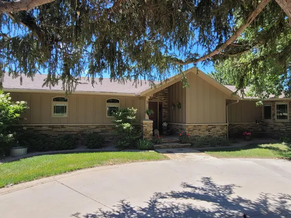 3210 Cottonwood Ln, Kearney, NE 68845