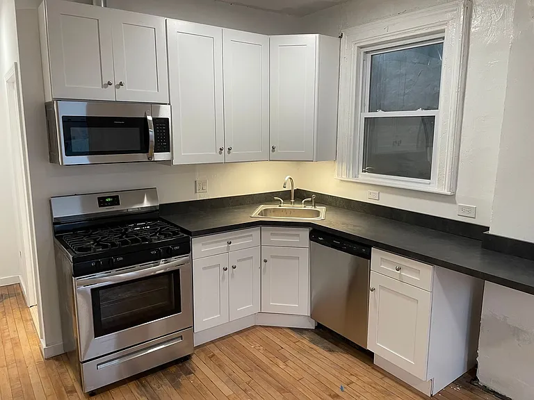 1450 W 18th St — Photo 4