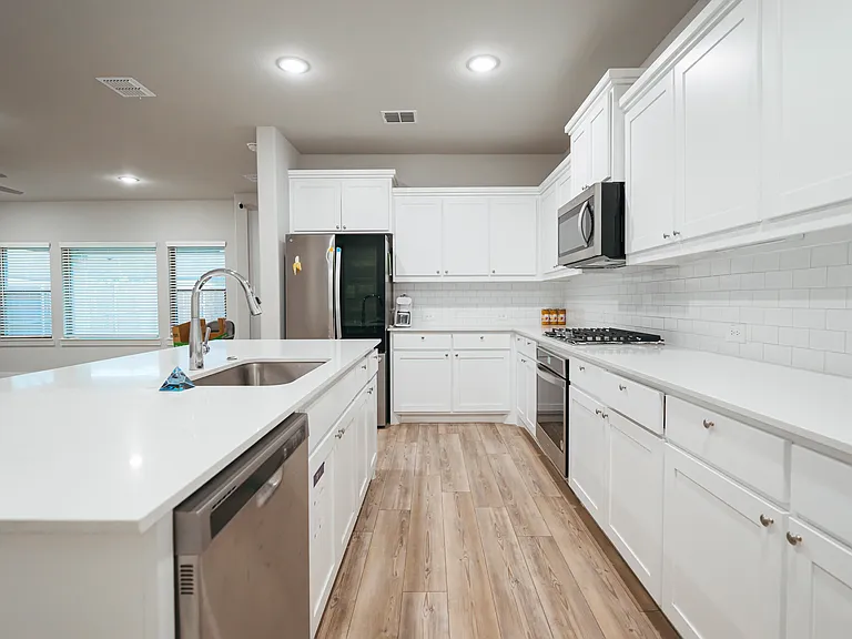 318 Waters Ridge Dr — Photo 1