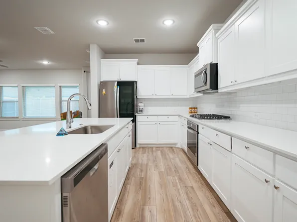 318 Waters Ridge Dr, Lavon, TX 75166