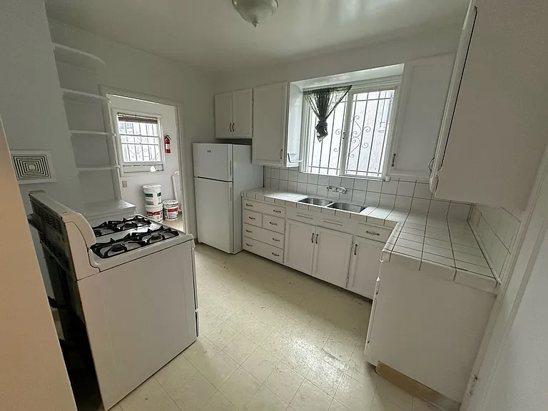 1682 E 32nd St #1682 — Photo 4