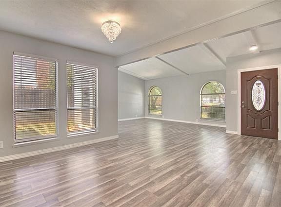 3rd image of 2912 White Oak Dr