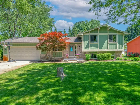 3690 Lido Dr, Highland, MI 48356
