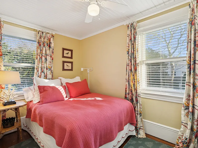 106 Meeting House Ln — Photo 24