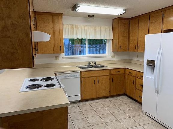 Lovely Kitchen with Eating Bar