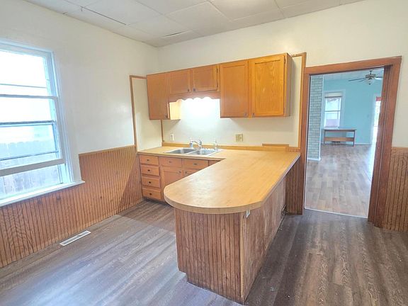 5th image of 1005 W Broadway St